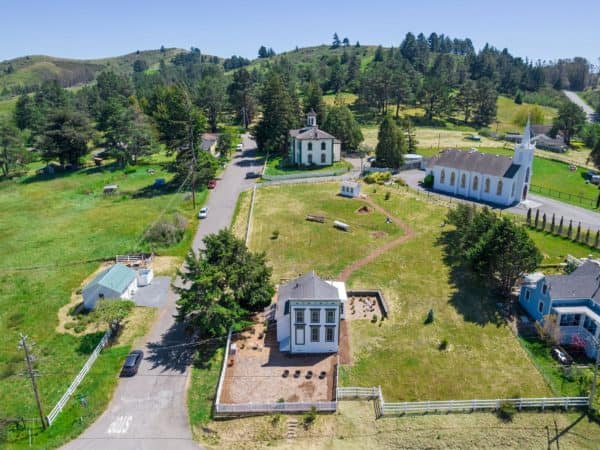 “Get an inside look at the Sonoma County home seen in Hitchcock’s ‘The Birds,’ listed for $1.1M”